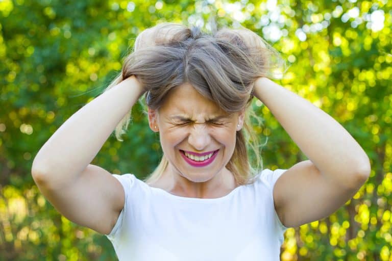 איך מתח בלסת משפיע על עור הפנים